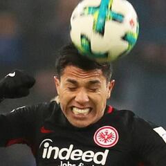 Eintracht Frankfurt, con Carlos Salcedo los 90', deja ir el triunfo ante Schalke