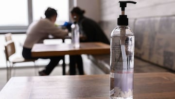 Sydney (Australia), 15/05/2020.- A bottle of hand sanitizer sits on a table as customers dine in at Speedo&#039;s Cafe in Bondi Beach, Sydney, Australia,15 May 2020. Pubs, clubs, cafes, restaurants and places of worship are now able to welcome up to 10 pe