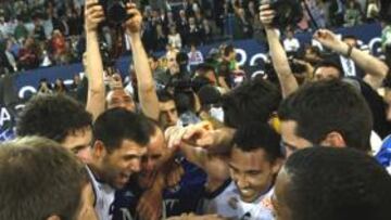 <b>ALEGRÍA DESATADA. </b>La plantilla del Madrid celebró a lo grande el pase a la Final Four delante de su afición, en una Caja Mágica que registró el primer lleno de la temporada.