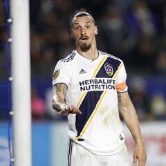 Zlatan cree que no es justa la lucha de goleo con Carlos Vela