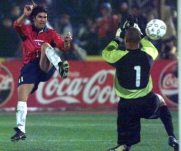 No solo es el último triunfo sobre Chile, es el único por Eliminatorias. 3-0 en el Nacional el 15 de agosto del 200 con un show de Marcelo Salas, que habilitó a Fabián Estay después de un sombrero a Assuncao, hizo la pantalla para le gol de Zamorano y marcó un golazo para el tercero.