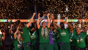 Los jugadores del Unicaja festejan la consecuci¨®n de la FIBA Champions League.