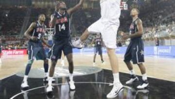 <b>DUELO NBA. </b>El 'grizzlie' Marc Gasol entra a canasta en presencia del 'laker' Lamar Odom, un duelo de la NBA que ayer se reeditó en la Caja Mágica de Madrid.