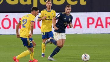 Bodiger y Sergio González persiguen a Moncayola durante el partido Cádiz-Osasuna.