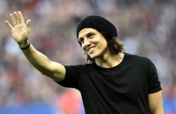 7. David Luiz gana 17.2 millones de euros al año. Su llegada al París Saint Germain lo instaló como el séptimo mejor pagado.