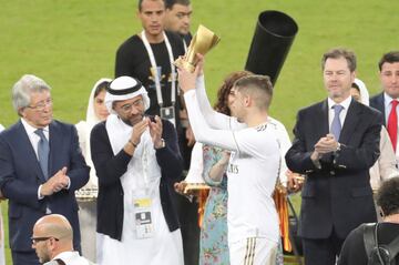 El centrocampista uruguayo del Real Madrid Fede Valverde recibe el trofeo que le acredita como el mejor jugador de la final de la Supercopa.
