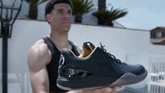 Lonzo Ball sujeta sus zapatillas.