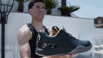 Lonzo Ball sujeta sus zapatillas.