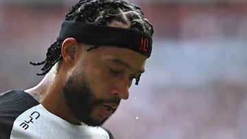 AME632. BRASILIA (BRASIL), 01/02/2026.- Memphis Depay de Corinthians reacciona este domingo, durante un partido por la final de la Supercopa de Brasil entre Flamengo y Corinthians, en el estadio Mané Garrincha, en Brasilia (Brasil). EFE/ Andre Borges
