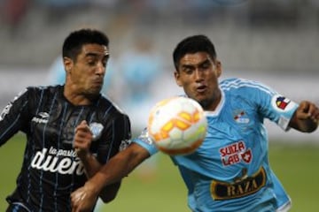 Racing le gana 2-0 sobre el final a Sporting en Lima