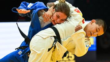 BUDAPEST (Hungary), 17/06/2025.- Szofi Ozbas (blue) of Hungary and Ai Tsunoda Roustant (white) of Spain fight in the women's -70kg category of the World Judo Championships in Budapest, Hungary, 17 June 2025. (Hungría, España) EFE/EPA/TIBOR ILLYES HUNGARY OUT