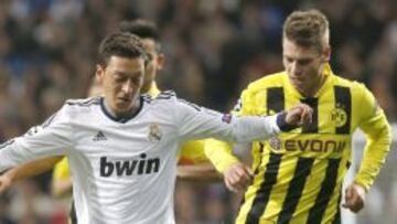 El jugador alem&aacute;n controlando un bal&oacute;n en el partido frente al Borussia Dortmund.