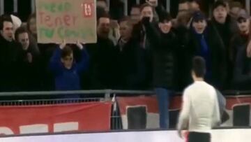 Hirving Lozano le regaló su camiseta del PSV a un pequeño aficionado