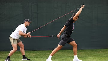 INDIAN WELLS, CALIFORNIA - MARCH 17: Carlos Alcaraz of Spain warms up prior to a practice session before playing against Daniil Medvedev in the Men's Final during the BNP Paribas Open at Indian Wells Tennis Garden on March 17, 2024 in Indian Wells, California.   Clive Brunskill/Getty Images/AFP (Photo by CLIVE BRUNSKILL / GETTY IMAGES NORTH AMERICA / Getty Images via AFP)