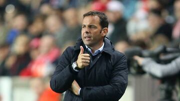 Villarreal's Spanish coach Javier Calleja gestures during the UEFA Europa League group A football match Slavia Prague v Villarreal in Prague on November 2, 2017. / AFP PHOTO / MILAN KAMMERMAYER