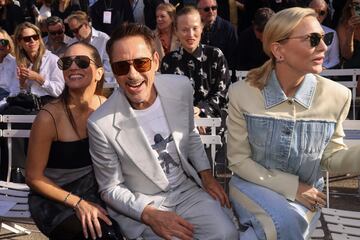 Susan Downey, Robert Downey Jr., Julia Milner y Cate Blanchett disfrutando del desfile. 