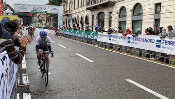 La ciclista cubana Arlenis Sierra rueda durante la disputa de la prueba femenina de los Tres Valles Varesinos.
