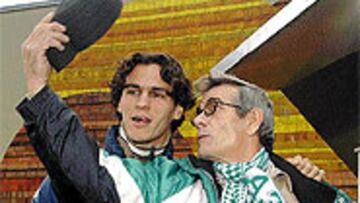 <b>BETICISMO EN AUXERRE</B>. Juan el de la Cabra, uno de los más clásicos aficionados béticos, brinda con una montera junto a Capi en las calles de Auxerre.