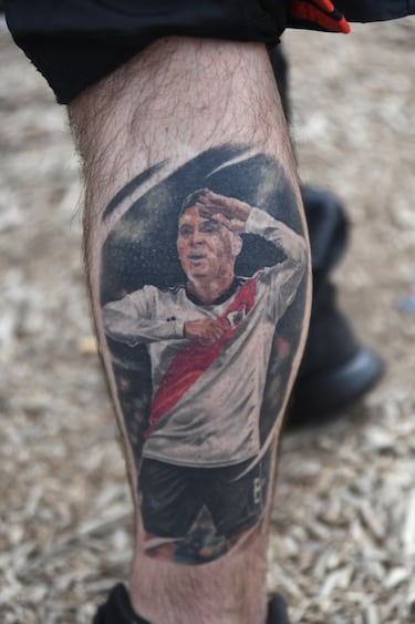 Un aficionado de River Plate tiene un tatuaje de Juan Fernando Quintero en la pierna antes del partido entre River Plate y el Club Monterrey en el estadio Rose Bowl de Pasadena.