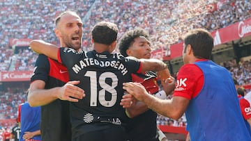 SEVILLA, 18/10/2025.- El delantero del Mallorca Mateo Joseph (2i) celebra tras anotar un gol durante el partido de liga entre Sevilla FC y Mallorca que se celebra, este sábado, en Sevilla. EFE/ José Manuel Vidal