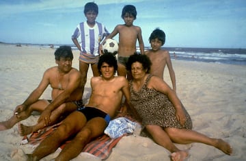 Un joven Diego Maradona descansando con su familia en una playa.