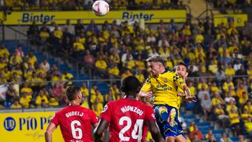 LAS PALMAS DE GRAN CANARIA , 16/08/2024.- El centrocampista de la UD Las Palmas Alberto Moleiro (3i) efectúa un remate durante el partido de LaLiga entre la UD Las Palmas y el Sevilla, este viernes en el estadio de Gran Canaria. EFE/ Angel Medina G.