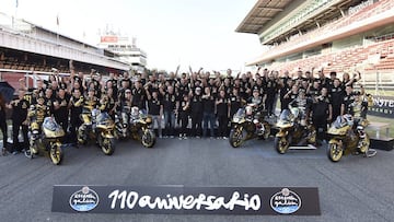 Foto de familia en la presentación de la decoración especial de los equipos de Estrella Galcia en Montmeló.