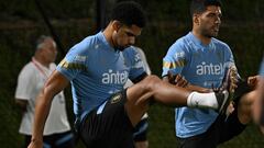 Uruguay's defender Ronald Araujo (L) and forward Luis Suarez take part in a training session at the Al Erssal training ground in Doha on November 19, 2022, during the Qatar 2022 World Cup football tournament. (Photo by Pablo PORCIUNCULA / AFP)