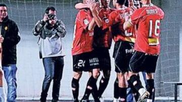 <b>ALEGRÍA JUSTIFICADA. </b>Los jugadores del Mallorca felicitan a Keita, autor del gol que sería suficiente para certificar el pase a octavos.