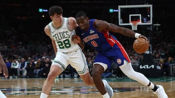 Hugo González defiende a Jalen Duren, el pívot de los Pistons.