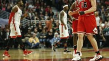 Pau Gasol celebra una canasta de Derrick Rose ante los Toronto Raptors.