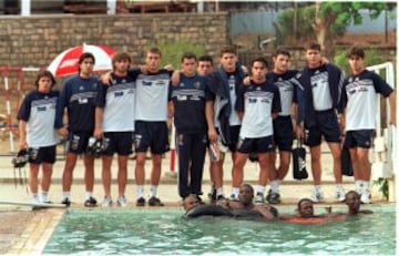 Con las categor¨ªas inferiores de la selecci¨®n espa?ola fue campe¨®n del Europeo sub16 en 1997, y campe¨®n del Mundol sub20 en 1999 junto a Xavi Hern¨¢ndez, donde a pesar de comenzar como suplente del cancerbero Daniel Aranzubia, de mayor experiencia y edad (20 a?os por los 17 de Casillas). Destac¨® por su actuaci¨®n en cuartos de final durante la tanda de penaltis ante el combinado de Ghana.
