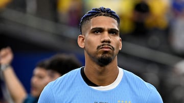 LAS VEGAS, NEVADA - JULY 06: Ronald Araujo of Uruguay lines up prior to the CONMEBOL Copa America 2024 quarter-final match between Uruguay and Brazil at Allegiant Stadium on July 06, 2024 in Las Vegas, Nevada. Candice Ward/Getty Images/AFP (Photo by Candice Ward / GETTY IMAGES NORTH AMERICA / Getty Images via AFP)