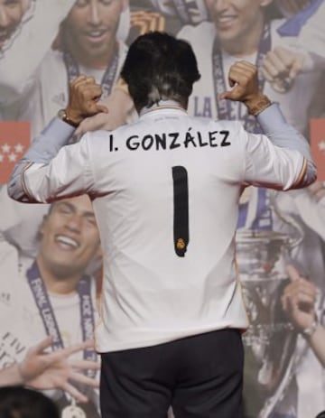 El presidente de la Comunidad de Madrid, Ignacio González, muestra la camiseta del Real Madrid en la Casa de Correos, sede del Gobierno de la comunidad, durante las celebraciones del equipo blanco tras la victoria en la final de la Liga de Campeones disputada ayer en Lisboa. 