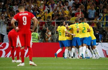 0-1. Paulinho celebró el primer gol.