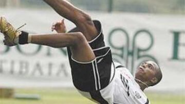 <b>ENTRE AGUAS. </b>Robinho se ha convertido en el centro de una puja económica entre entidades financieras.