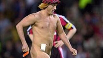 <b>GOLEADOR.</B> Con la aquiescencia de la policía británica y los miembros de la seguridad del estadio, el "stripper" saltó al terreno de juego, arrebató el balón que estaba sobre el círculo central, llegó hasta el área alemana y batió al portero del Bayer.