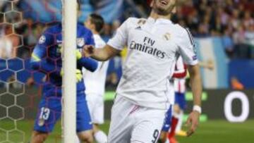 Benzema se lamenta durante el partido en el Calder&oacute;n.