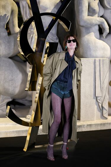 Charlotte Gainsbourg posa a su llegada al desfile de la colección prêt-à-porter femenina primavera/verano 2026 del diseñador Anthony Vaccarello para la casa de moda Yves Saint Laurent durante la Semana de la Moda de París, en París.
