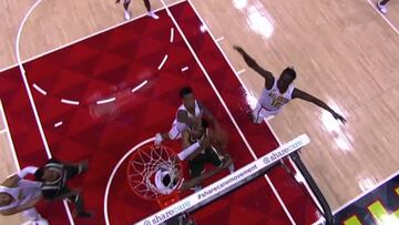 Machacar en parado rodeado por 3: no hay imposibles para Giannis