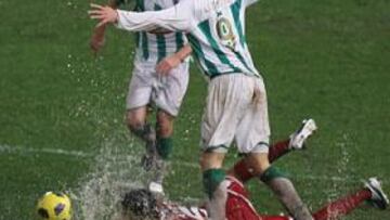 <b>HASTA ARRIBA. </b>Manu se tuvo que emplear a fondo con los atacantes del Córdoba con el hándicap de las inclemencias climatológicas.