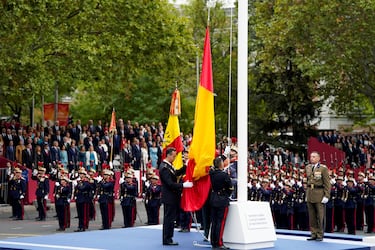 Miembros del ejército izan la bandera española durante el desfile del 12 de octubre en el día de la Hispanidad 2025.