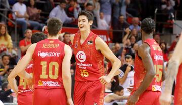 Justinian Jessup y Aday Mara celebran una acci¨®n del Casademont Zaragoza.