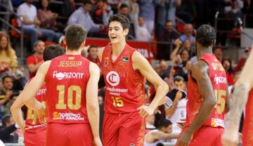 Justinian Jessup y Aday Mara celebran una acción del Casademont Zaragoza.