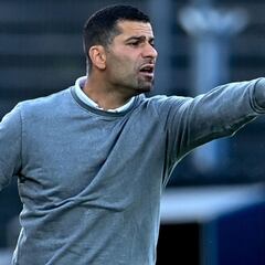 El Schalke presenta ¡a su quinto entrenador de la temporada!