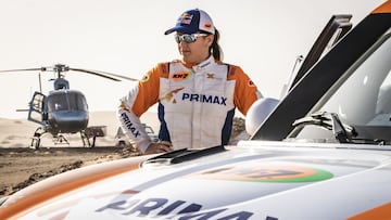 Laia Sanz con el Mini del Dakar.