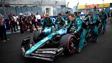 Los mecánicos de Fernando Alonso empujan su Aston Martin hasta la posición de parrilla en el GP de Miami.
