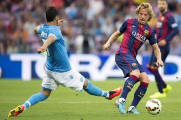 El jugador del FC Barcelona, Ivan Rakitic se enfrenta al jugador del Nápoles, Miguel Britos.