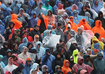 A pesar de la fuerte lluvia, el apoyo de los aficionados sigue siendo incondicional. 