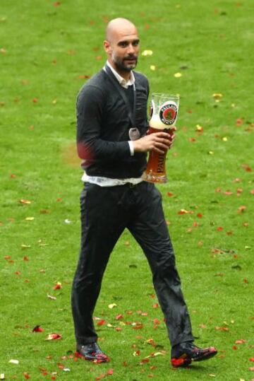 El Bayern homenajea a Guardiola tras ganar la Bundesliga